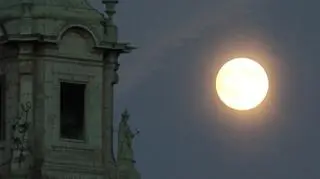 Księżyc w pełni nad Wawelem