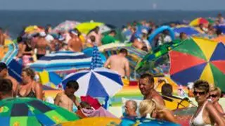 Zatłoczone plaże Wybrzeża Rewalskiego