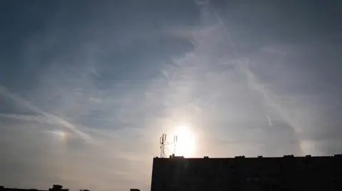 Na zdjęciu widać też słabo zaznaczone halo.