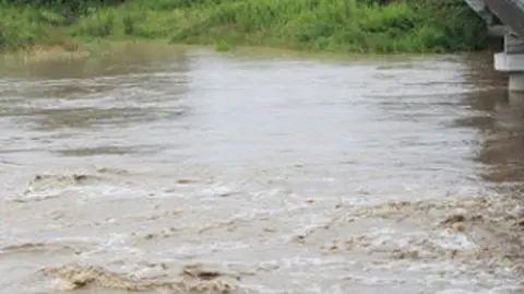 Rzeka Ropa w Skołyszynie stan alarmowy (Podkarpacie)