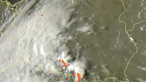 Plusami zaznaczono miejsca występowania burz