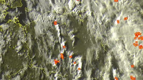 Wyładowania atmosferyczne zaznaczone są plusami