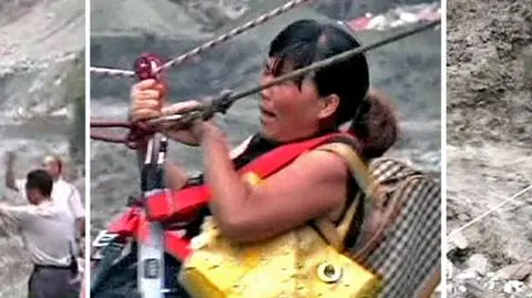 Zjazd na linie, transport w koparce. Tak ratują powodzian w Chinach