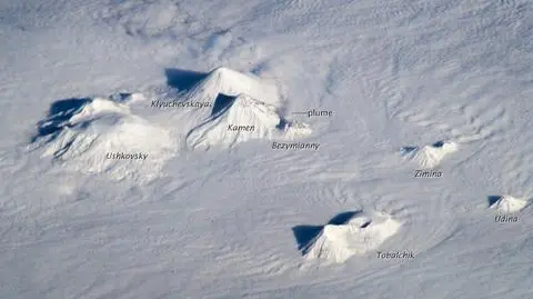 Wulkany w morzu chmur. Zdjęcie jak przestrzenna mapa