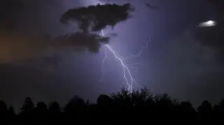 Wyładowania atmosferyczne w nocy