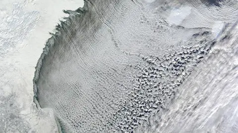 To nie śnieg, to "uliczki chmur" nad Kanadą