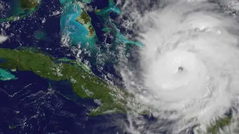 Huragan Irene zbliża się do wybrzeży USA. Zobacz jej trasę na zdjęciach satelitarnych