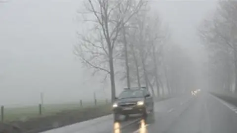 Śliskie drogi w wielu miejscach w kraju