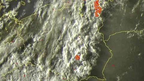 Zdjęcie satelitarne i wyładowania (czerwone punkty) z godziny 19.45