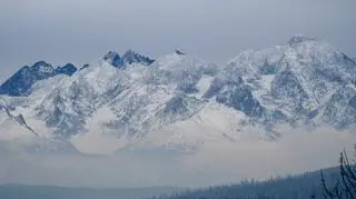 Góry sa pokryte śniegiem