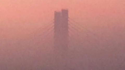 Miasto spowite mgłą w jesienny poranek