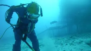 Astronauta robi badania w pobliżu Aquariusa