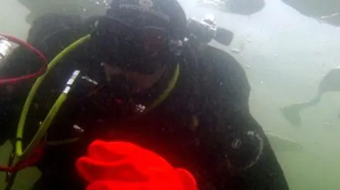 "Butelkę trzymamy do góry dnem". Przywitali nowy rok pod wodą