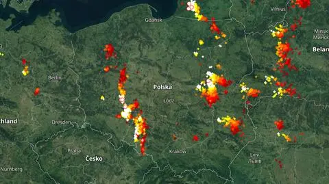 Wyładowania atmosferyczne oznaczono plusami
