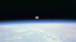 Księżyc z orbity Ziemi
