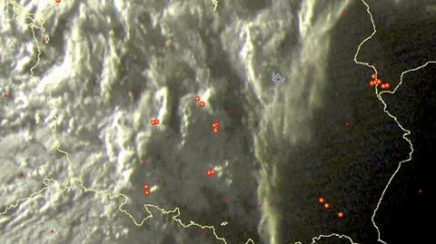 Wyładowania atmosferyczne oznaczono plusami