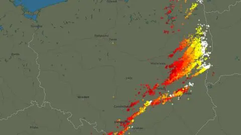Wyładowania atmosferyczne oznaczono plusami