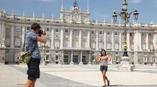 Turyści na Placu Królewskim w Madrycie