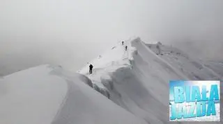 Alpejskie szczyty pochmurne i mokre