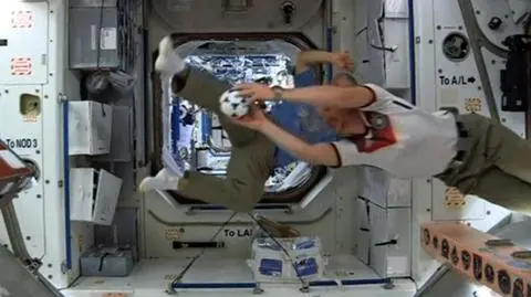 Astronauci na ISS kopią piłkę w stanie nieważkości
