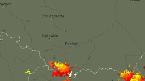Wyładowania atmosferyczne oznaczono plusami