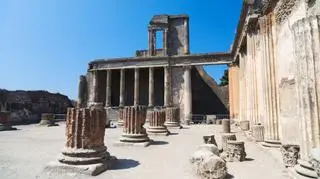 W Pompejach zniszczeniu ulegają kolejne fragmenty historycznych budowli