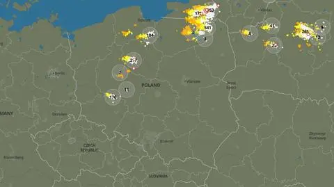 Wyładowania atmosferyczne oznaczono plusami