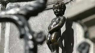 Siusiający chłopiec w pełnej krasie