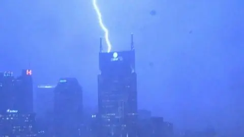 Piorun uderzył w dach wieżowca. Nagrała to kamera monitoringu