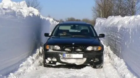 Śnieżne tunele na polskich drogach
