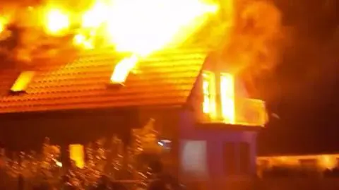 Dom stanął w ogniu od uderzenia pioruna
