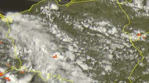 Wyładowania atmosferyczne oznaczono plusami