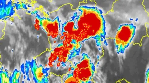 Wyładowania atmosferyczne oznaczono plusami