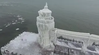 Całkowicie oblodzona latarnia morska w Michigan