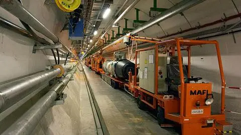 Tunel LHC, w którym montowane są nadprzewodzące elektromagnesy