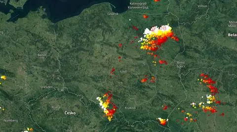 Wyładowania atmosferyczne oznaczono plusami