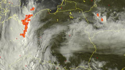Wyładowania atmosferyczne zaznaczone są plusami