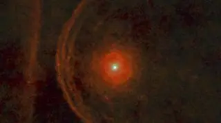 Betelgeza i tajemnicze pasmo po jej lewej stronie