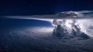 Pilot sfotografował burzę w momencie, gdy chmurę rozświetla błyskawica.