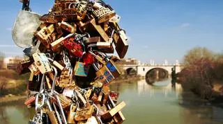 Kłódki na Ponte Milvo w Rzymie 