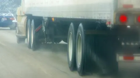 Drogi śliskie od deszczu ze śniegiem