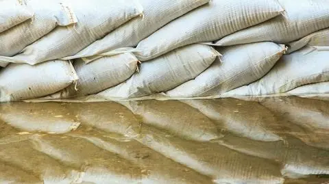 Ulewne deszcze stawiają na nogi centrum kryzysowe. "Sytuacja może skutkować podtopieniami"