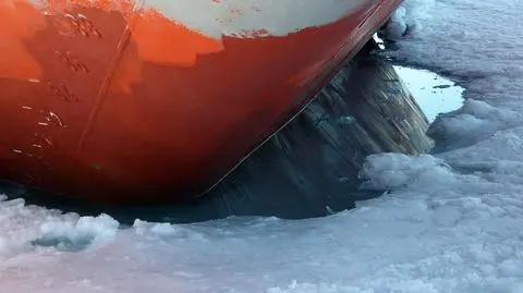 Tankowiec przeprawia się zimą przez Arktykę. Po raz pierwszy