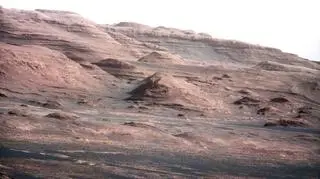 Pustynny krajobraz Marsa na zdjęciu przesłanym przez Curiosity