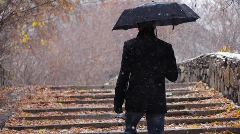 Popada śnieg i deszcz ze śniegiem