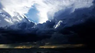 Poniedziałek będzie burzowy i deszczowy