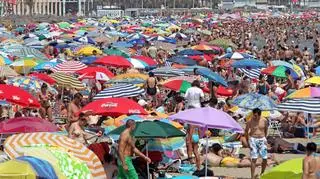 Zatłoczona hiszpańska plaża
