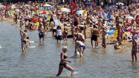 Europejskie plaże pełne. Nad Bałtykiem zimno