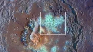 Przykład dużego krateru, Tyagaraja (NASA)