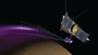 Wizualizacja artystyczna: sonda MAVEN dokonująca pomiarów marsjańskiej zorzy polarnej